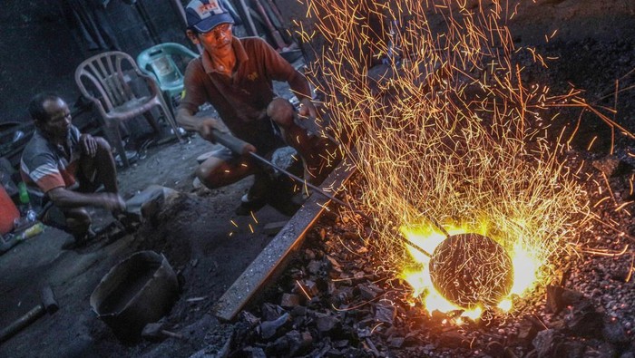 Pekerja membakar lempengan baja sebagai bahan dasar pembuatan gong di Gong Factory, Pancasan, Kota Bogor, Jawa Barat, Senin (1/5/2023). Gong yang dijual mulai dari harga Rp2 juta hingga di atas seratus juta rupiah untuk satu set gong tersebut dipasarkan ke kota-kota besar di Indonesia dan mancanegara. ANTARA FOTO/Yulius Satria Wijaya/foc.