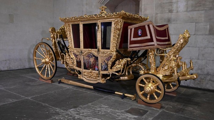 Melihat Kereta Kencana Untuk Penobatan Raja Charles III Workers transport the 17th century State Coach used by Speakers for ceremonial occasions to be on display at the Palace of Westminster to commemorate the coronation of Britain's King Charles, in London, Britain, in this undated handout photo. UK Parliament/Jessica Taylor/Handout via REUTERS THIS IMAGE HAS BEEN SUPPLIED BY A THIRD PARTY. MANDATORY CREDIT. IMAGE MUST NOT BE ALTERED.