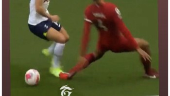 Ia kepeleset saat berusaha menghadang Ivan Perisic dan gawang Liverpool pun dibobol lawan. Foto: Twitter