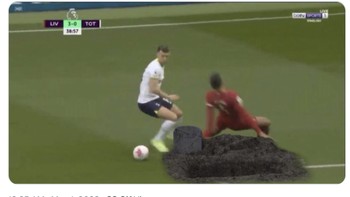 Namun kemenangan The Reds ini akan tercoreng dengan cara bertahan Virgil van Dijk. Foto: Twitter