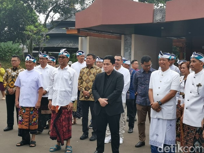 Hari Buruh, Erick Thohir Kumpul Bareng Ribuan Umat Hindu di TMII