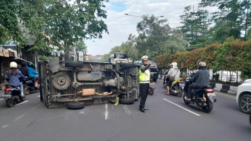 Kecelakaan lalu lintas hingga mobil boks terguling di Simpang Umadui, Banjar Umadui, Desa Padangsambian Klod, Kecamatan Denpasar Barat, Kota Denpasar.