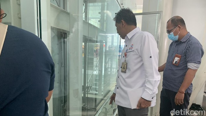 Ombudsman Sumut lakukan pengecekan kondisi lift TKP penemuan mayat di Bandara Kualanamu. (Kartika Sari/detikSumut)