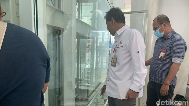 Ombudsman Sumut lakukan pengecekan kondisi lift TKP penemuan mayat di Bandara Kualanamu. (Kartika Sari/detikSumut)