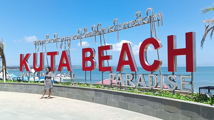 Salah satu spot foto favorit baru di Pantai Kuta.