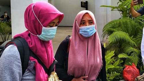 Fitri Indayani (38) (sebelah kanan), Pekerja Migran Indonesia (PMI) asal Nusa Tenggara Barat (NTB) di Bandara Internasional Lombok, Senin (1/5/2023). Fitri merupakan korban perang Sudan.
