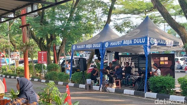 Pemudik berebut naik bus di Rest Area Tol Purbaleunyi KM 125, Senin (1/5/2023).