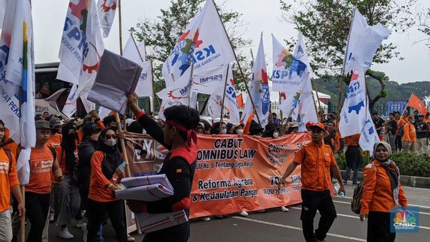 Puluhan riibu buruh bergerak ke Istana Negara untuk merayakan May Day hari ini.