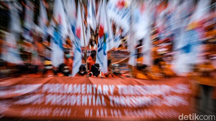Hari Buruh Internasional alias May Day digelar serentak hari ini. Massa elemen buruh melakukan long march di Jakarta.