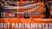 Mereka turut membawa spanduk dan poster tuntutan seperti mencabut UU Cipta Kerja.