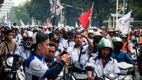 Massa buruh tampak memenuhi jalanan.