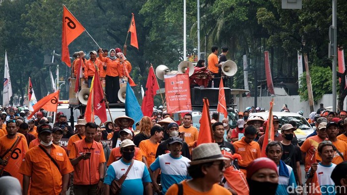 Hari Buruh Internasional alias May Day digelar serentak hari ini. Massa elemen buruh melakukan long march di Jakarta.
