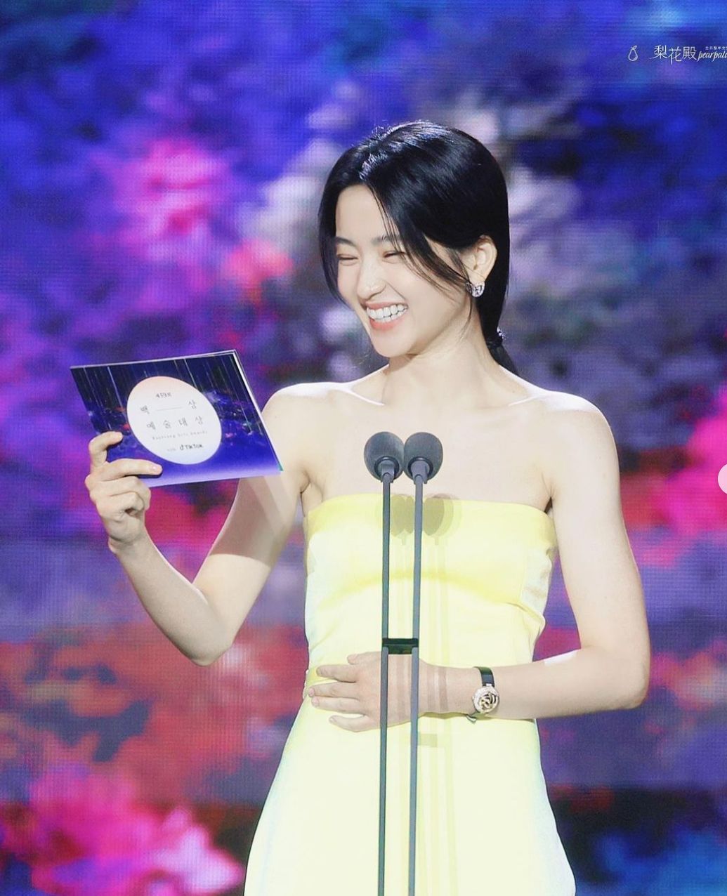 Penampilan Kim Tae Ri di Baeksang Awards 2023.