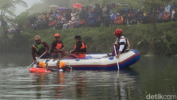 Pencarian pria hilang saat bermain kano di Situ Datar, Pangalengan, Kabupaten Bandung, Senin (1/5/2023).