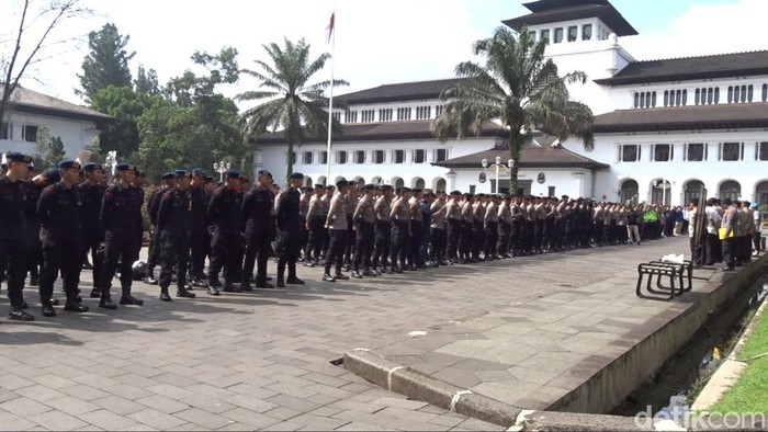 Pengamanan aksi May Day di Gedung Sate Bandung.