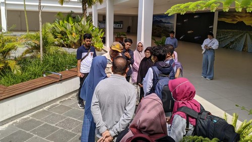 Vera Ulfaturrahmah tak lagi was-was saat melihat anaknya, Ihsan Alwan Maulana (23), kembali dengan selamat di Lombok.