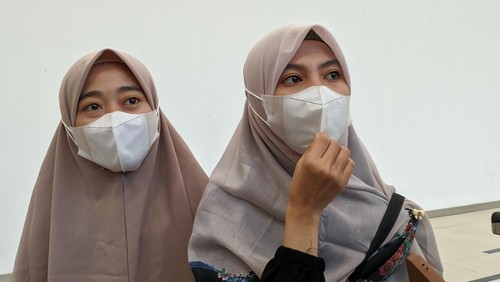 Fina Annisa (kanan) dan Nila Kaswina (kiri) selamat dari perang Sudan tiba di Bandara Lombok, Senin (1/5/2023).