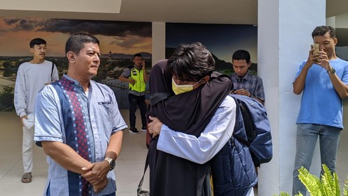 Ihsan Alwan Maulana (23) mahasiswa korban perang Sudan tiba di Bandara Internasional Lombok, Senin (1/5/2023).