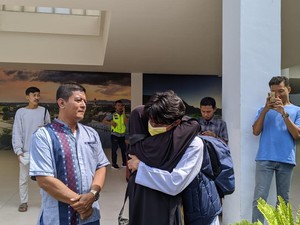 Haru Mahasiswa Lombok Korban Perang Sudan Disambut Pelukan Ibu di Bandara