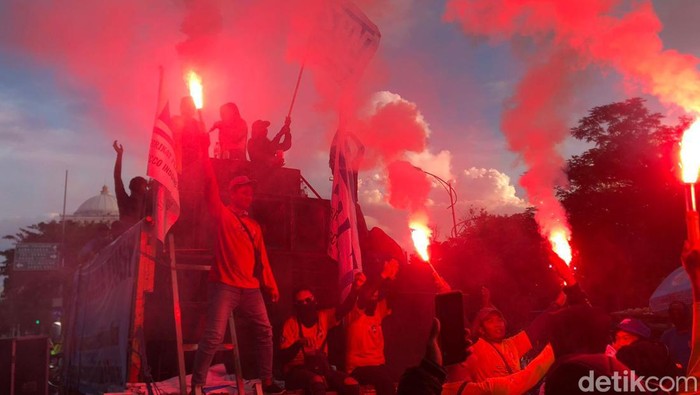 Perayaan May Day di Surabaya diwarnai menyalakan  flare