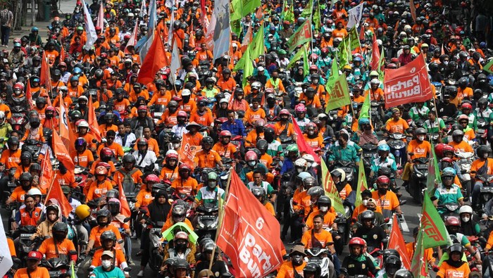 Ribuan buruh melakukan konvoi di Jalan Basuki Rahmat, Surabaya, Jawa Timur, Senin (1/5/2023). Aksi ribuan buruh itu untuk memperingati Hari Buruh (May Day). ANTARA FOTO/Didik Suhartono/foc.
