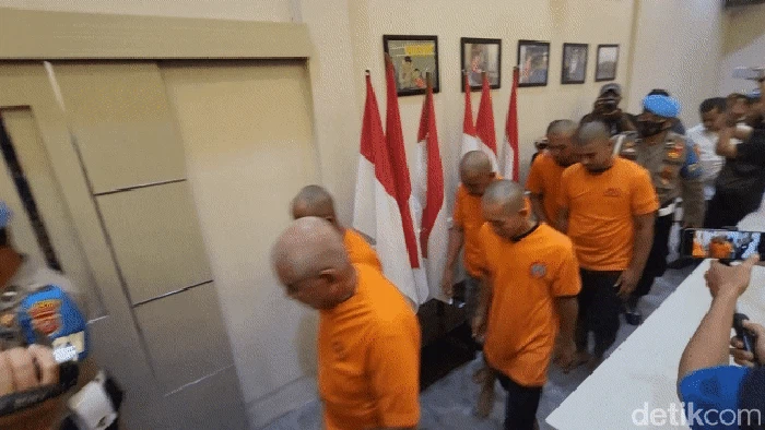 Polisi menggelandang pelaku pengeroyokan Kamat (40) di Sukabumi
