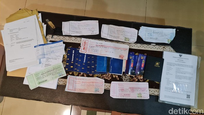 Polisi menyita kuitansi dengan transaksi mencapai ratusan juta rupiah dari rumah AKBP Achiruddin.