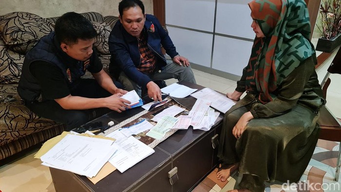 Polisi menyita kuitansi dengan transaksi mencapai ratusan juta rupiah dari rumah AKBP Achiruddin.