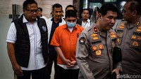 Andi Pangerang tampak memakai baju tahanan dan tertunduk dan tangannya tidak diborgol.