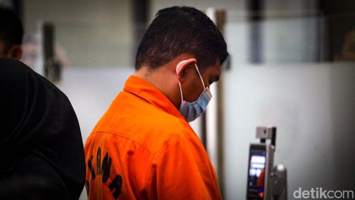 Peneliti BRIN Andi Pangerang Hasanuddin jadi tersangka terkait pernyataan halalkan darah Muhammadiyah. Andi yang berbaju tahanan turut dipamerkan polisi.