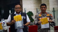 Polisi menunjukkan barang bukti dalam kasus ini. 