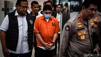 Andi Pangerang Hasanuddin dipamerkan sebagai tersangka dalam rilis kasus di Bareskrim Polri, Jakarta, Senin (1/5/2023).