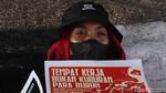 Potret Buruh di Bandung Perjuangkan Kesejahteraan