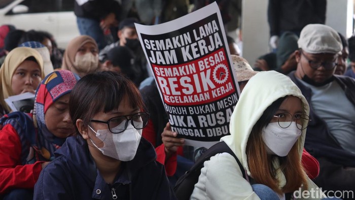Potret buruh dalam Hari Buruh di Bandung, Senin (1/5/2023).