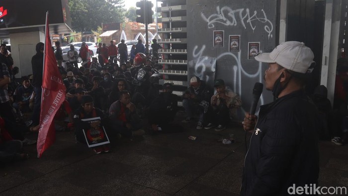 Potret buruh dalam Hari Buruh di Bandung, Senin (1/5/2023).