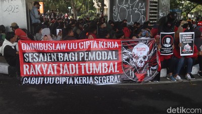 Potret Buruh di Bandung Perjuangkan Kesejahteraan