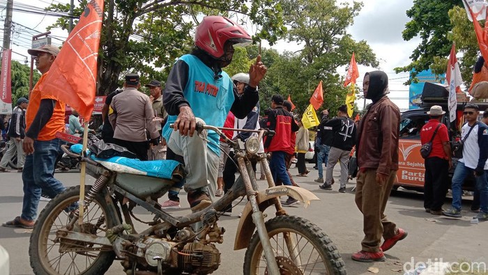 Potret motor tempur petani mejeng di depan gedung DPRD Kabupaten Indramayu
