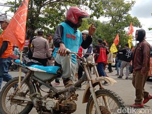Motor Tempur Petani Mejeng di Antara Riuh Aksi Buruh Indramayu