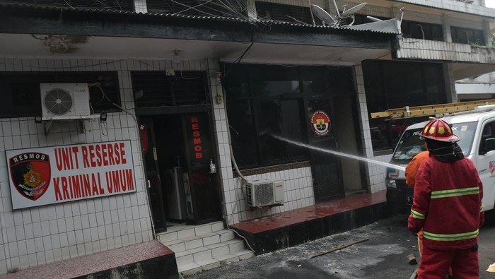 Petugas pemadam kebakaran melakukan pendinginan  salah satu ruangan yang terdampak kebakaran di Markas Polsek Bekasi Kota, Jawa Barat, Senin (1/5/2023). Menurut petugas pemadam kebakaran kejadian terjadi pada pukul 11.45 WIB dan penyebab kebakaran masih penyelidikan pihak terkait. ANTARA FOTO/ Fakhri Hermansyah/foc.