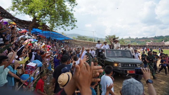 Prabowo mengunjungi pacuan kuda di Sumbar