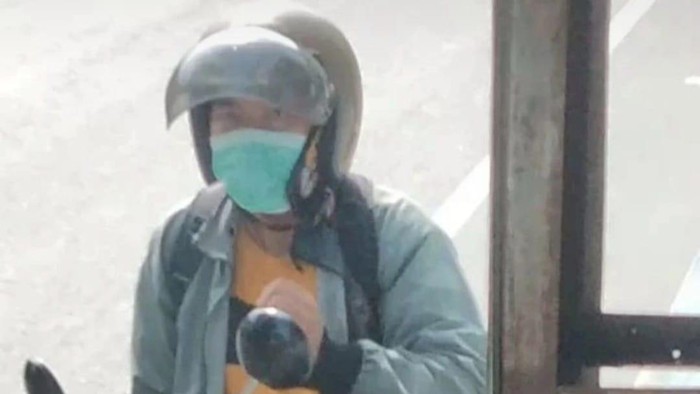 Pria yang onani di depan halte bus Jalan Gatot Subroto Medan. (Foto: Istimewa)
