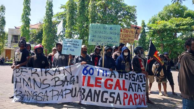Puluhan anggota Aliansi Mahasiswa Papua (AMP) menggelar aksi demonstrasi di parkir timur Lapangan Niti Mandala Renon, Denpasar, Bali, Senin (1/5/2023). (Foto: Rizki Setyo Samudero/detikBali)
