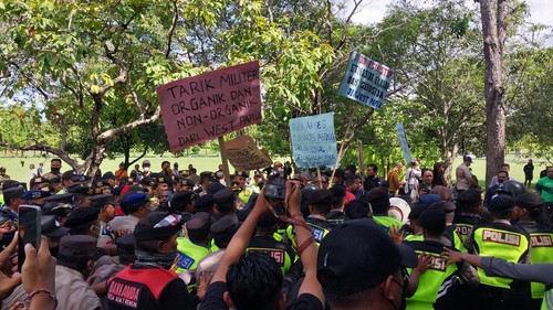 Puluhan anggota Aliansi Mahasiswa Papua (AMP) menggelar aksi demonstrasi di parkir timur Lapangan Niti Mandala Renon, Denpasar, Bali, Senin (1/5/2023). (Foto: Rizki Setyo Samudero/detikBali)