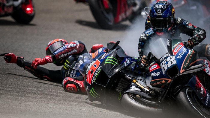 JEREZ DE LA FRONTERA, SPAIN - APRIL 30: Fabio Quartararo of France and Monster Energy Yamaha MotoGP crashes into Miguel Oliveira of Portugal and CryptoDATA RNF MotoGP Team during the race of the MotoGP Gran Premio MotoGP™ Guru by Gryfyn de España at Circuito de Jerez - Ángel Nieto on April 30, 2023 in Jerez de la Frontera, Spain. (Photo by Steve Wobser/Getty Images)