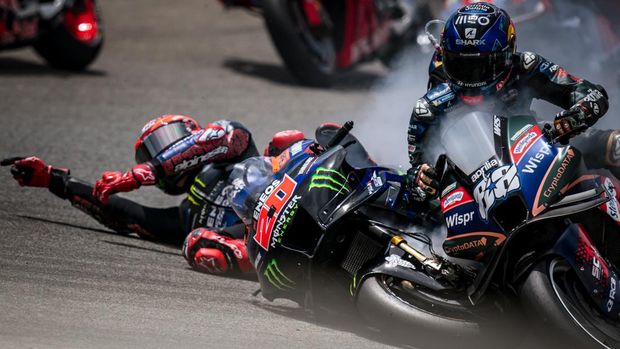 JEREZ DE LA FRONTERA, SPAIN - APRIL 30: Fabio Quartararo of France and Monster Energy Yamaha MotoGP crashes into Miguel Oliveira of Portugal and CryptoDATA RNF MotoGP Team during the race of the MotoGP Gran Premio MotoGP™ Guru by Gryfyn de España at Circuito de Jerez - Ángel Nieto on April 30, 2023 in Jerez de la Frontera, Spain. (Photo by Steve Wobser/Getty Images)