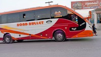 Bus tersebut hadir dengan mesin J08E-UF, 4 tak, 6 silinder, turbocharged, intercooled, yang mampu menghasilkan tenaga 260 PS pada 2.500 rpm dan torsi 745 Nm pada 1.500 rpm. Konsumsi bahan bakar bus ini diklaim bisa mencapai 7 km per liter. Foto: Youtube Bus TV