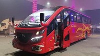 Sementara kalau dilihat sisi luarnya, tampak ada perbedaan di kaca spion, di mana pada bus umum berkepala kotak memiliki kaca spion yang posisinya agak ke atas, lalu di bus road bullet ini posisi kaca spionnya agak lebih ke bawah. Foto: PK Buses
