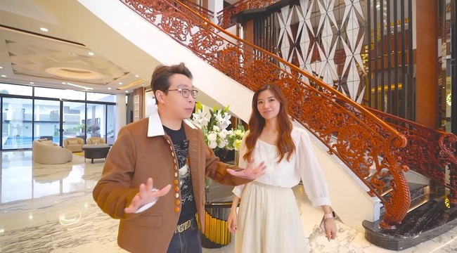 dr. Richard Lee melakukan home tour bersama istrinya Reni Effendi yang juga berprofesi sebagai dokter. Dalam unggahan di Instagram, dr. Richard mengaku dulu pernah tinggal di rumah kayu hingga rumah susun. Dia berharap rumah mewahnya ini bisa jadi inspirasi untuk orang-orang yang sedang berjuang mengejar mimpi. Foto: Dok. YouTube dr. Richard Lee