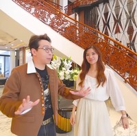 dr. Richard Lee melakukan home tour bersama istrinya Reni Effendi yang juga berprofesi sebagai dokter. Dalam unggahan di Instagram, dr. Richard mengaku dulu pernah tinggal di rumah kayu hingga rumah susun. Dia berharap rumah mewahnya ini bisa jadi inspirasi untuk orang-orang yang sedang berjuang mengejar mimpi. Foto: Dok. YouTube dr. Richard Lee
