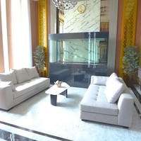 Dokter pemilik klinik kecantikan Athena itu kemudian memperlihatkan area ruang tamu yang disebutnya dimodifikasi puluhan kali. Tampak dua sofa besar menghiasi ruangan tersebut. Dan yang tampak menonjol ada akuarium kosong. Menurut dr. Richard Lee dia akan mengisi akuarium tersebut dengan ikan hiu. Pengakuannya ini jadi kontroversi sebab akuarium bukanlah habitat ikan hiu. Foto: Dok. YouTube dr. Richard Lee